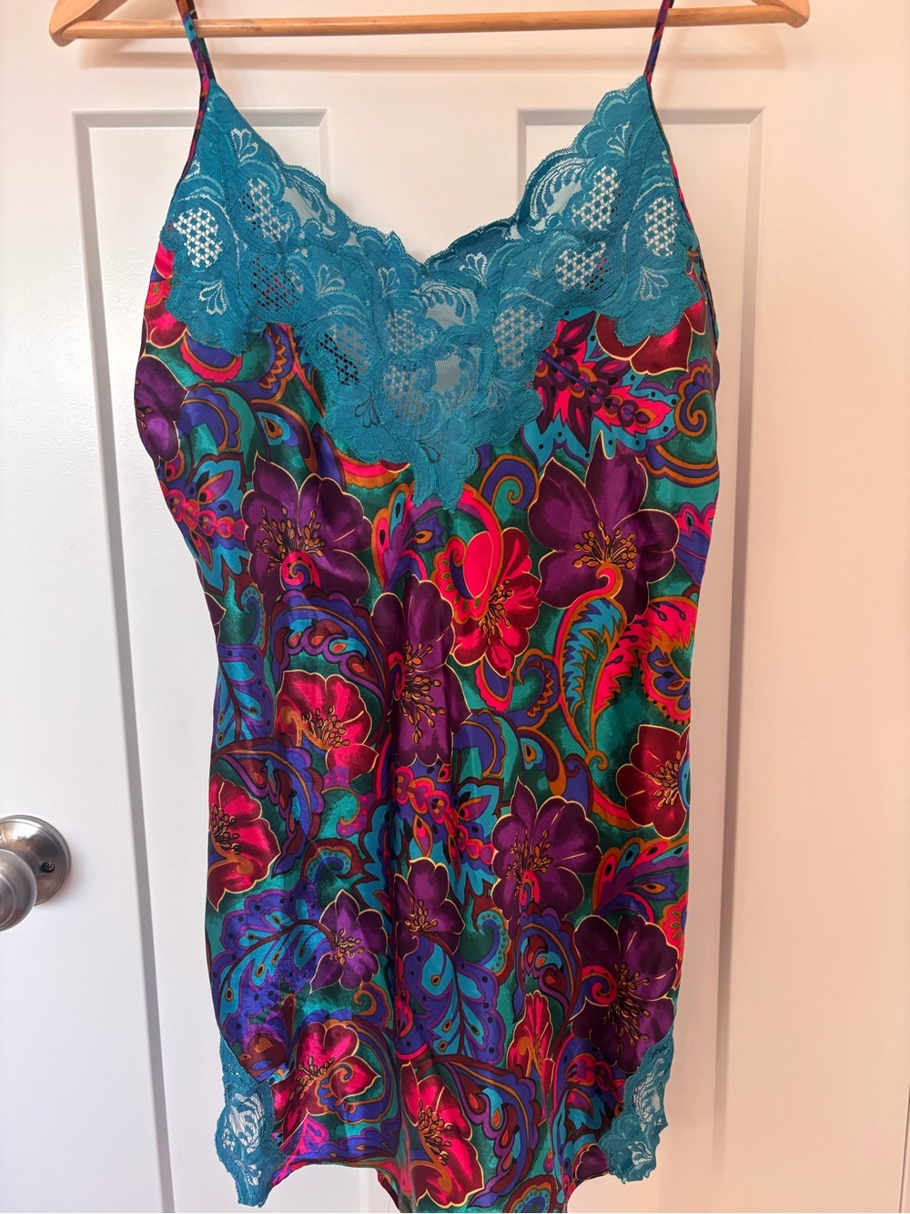 1990s "Gold Label" vintage Victoria's Secret
Teal Lace Floral Slip size M